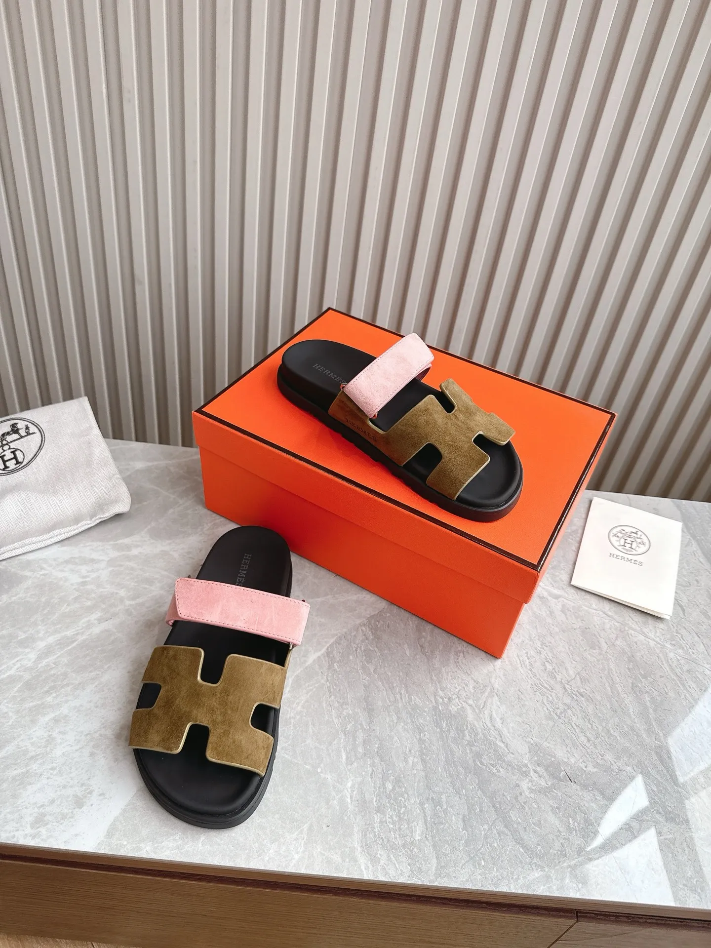 p480🐮🐮Couple model (top version) H family 2024 spring and summer new style HERMES Hermes' recently popular couple model pig nose angle sandals and slippers, paired with various colorful socks, popular. Upper: imported original deerskin (the genuine leather edging is not ordinary super migration). Lining: imported genuine leather. Outsole: Tpu non-slip and wear-resistant outsole. Size: Female 35-42 (40/42 non-returnable and non-exchangeable) Male size: 39-45 (45 non-refundable and non-exchangeable)